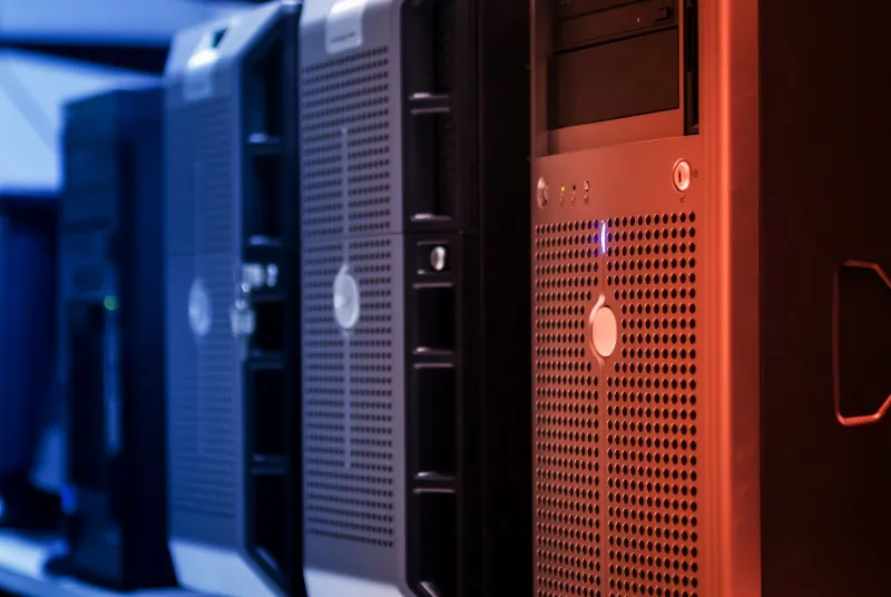 Lean Machine: Benchmarking Minimal Linux Installations Across Eight Distributions on Identical Hardware